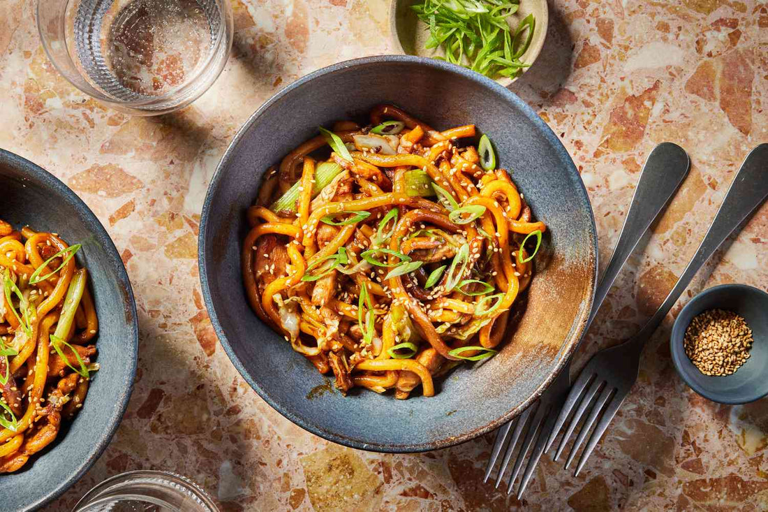 Japanische Udon-Nudelpfanne mit Gemüse und Sojasauce (Yaki Udon)