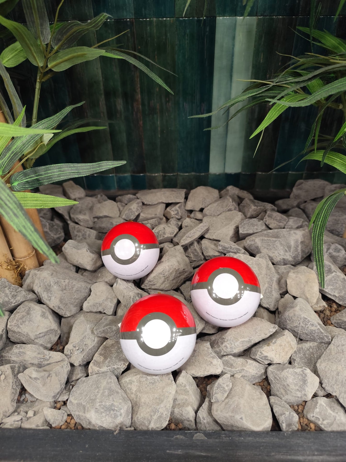 DOLCI Pokemon| 1 Stück Metallene Weihnachtskugel mit Süßigkeiten 5g - Panda-Panda Asia Shop by JEN